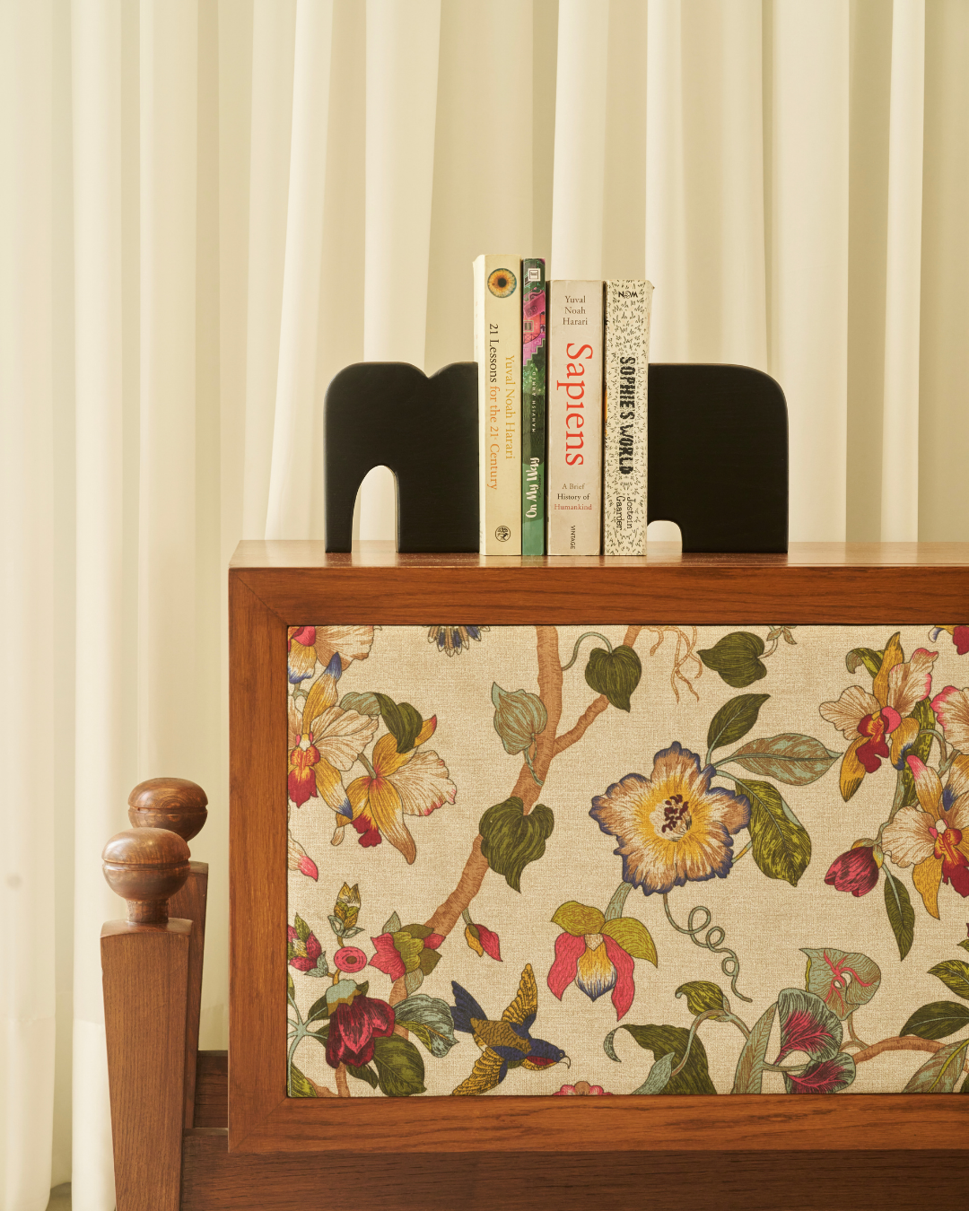 Suzzie Book Ends - Black, third angle