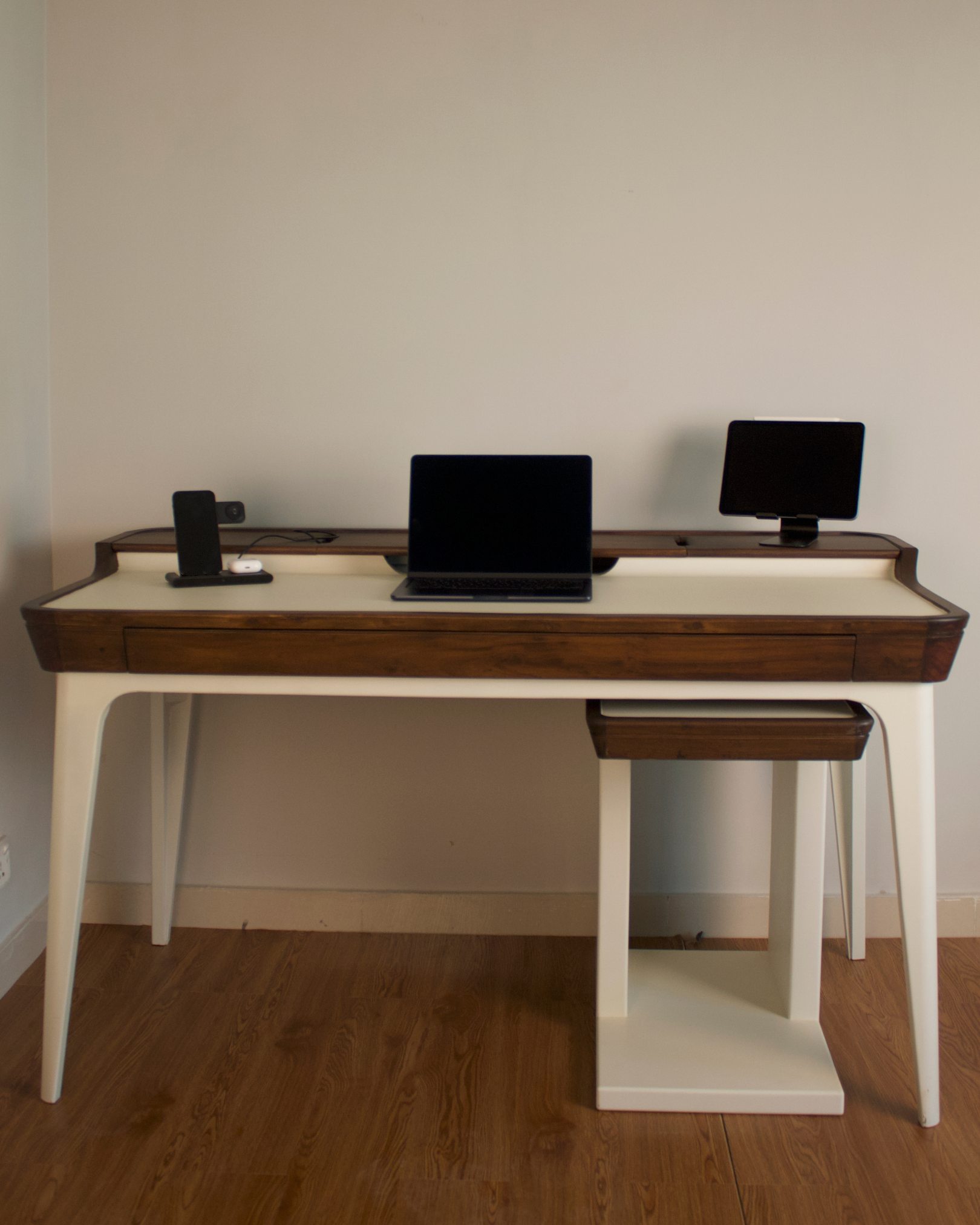 Sydney Desk