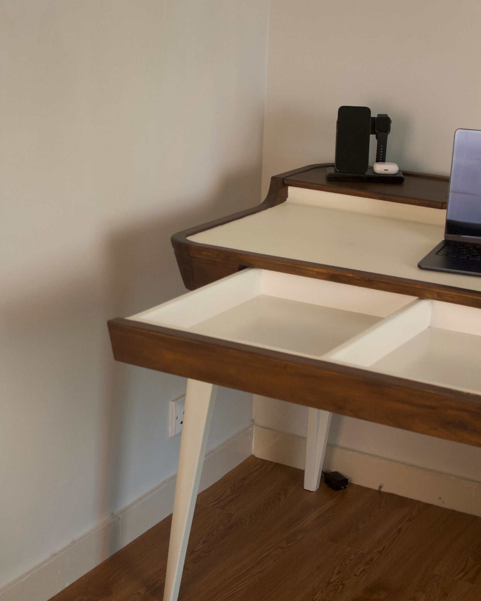Sydney Desk