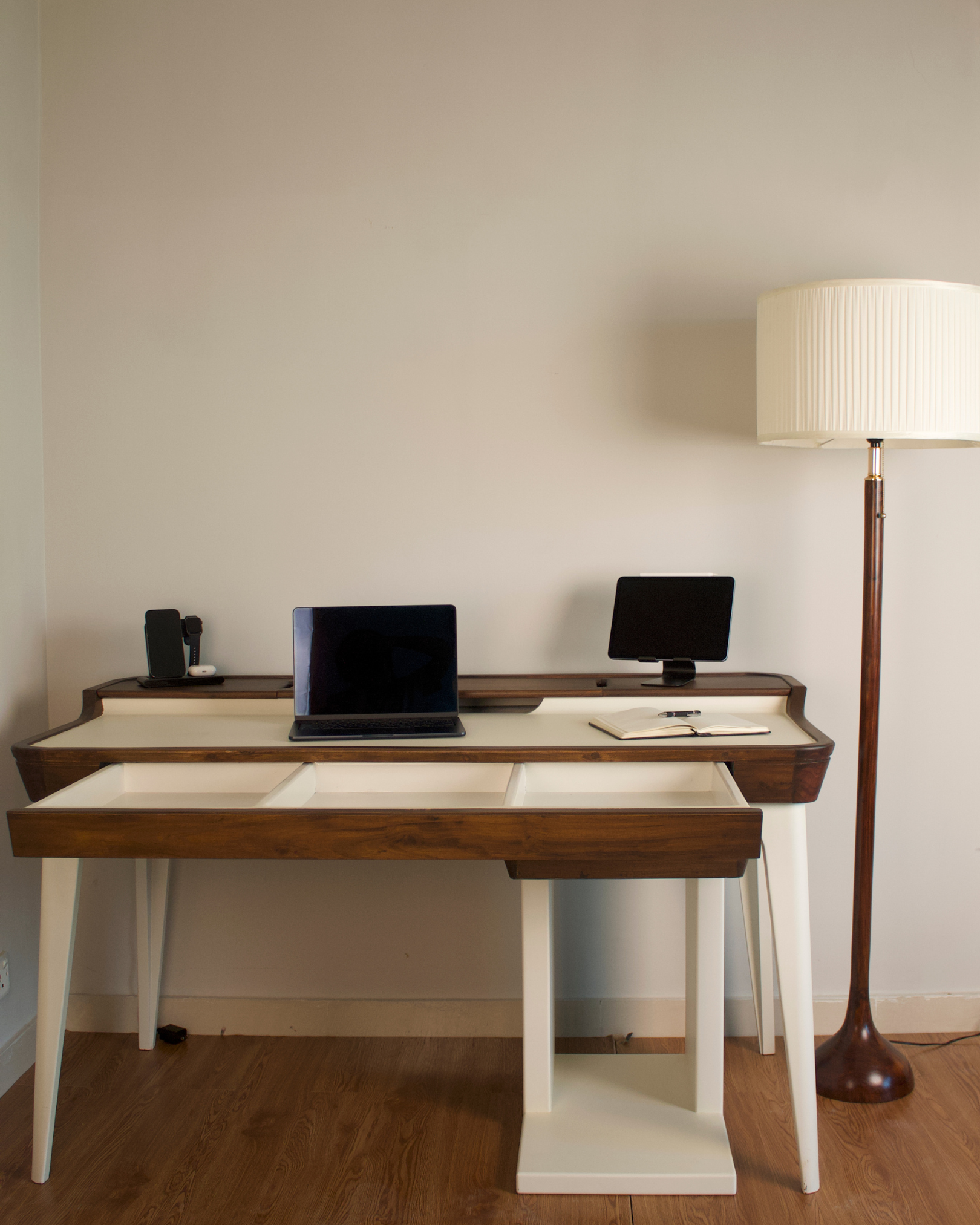 Sydney Desk