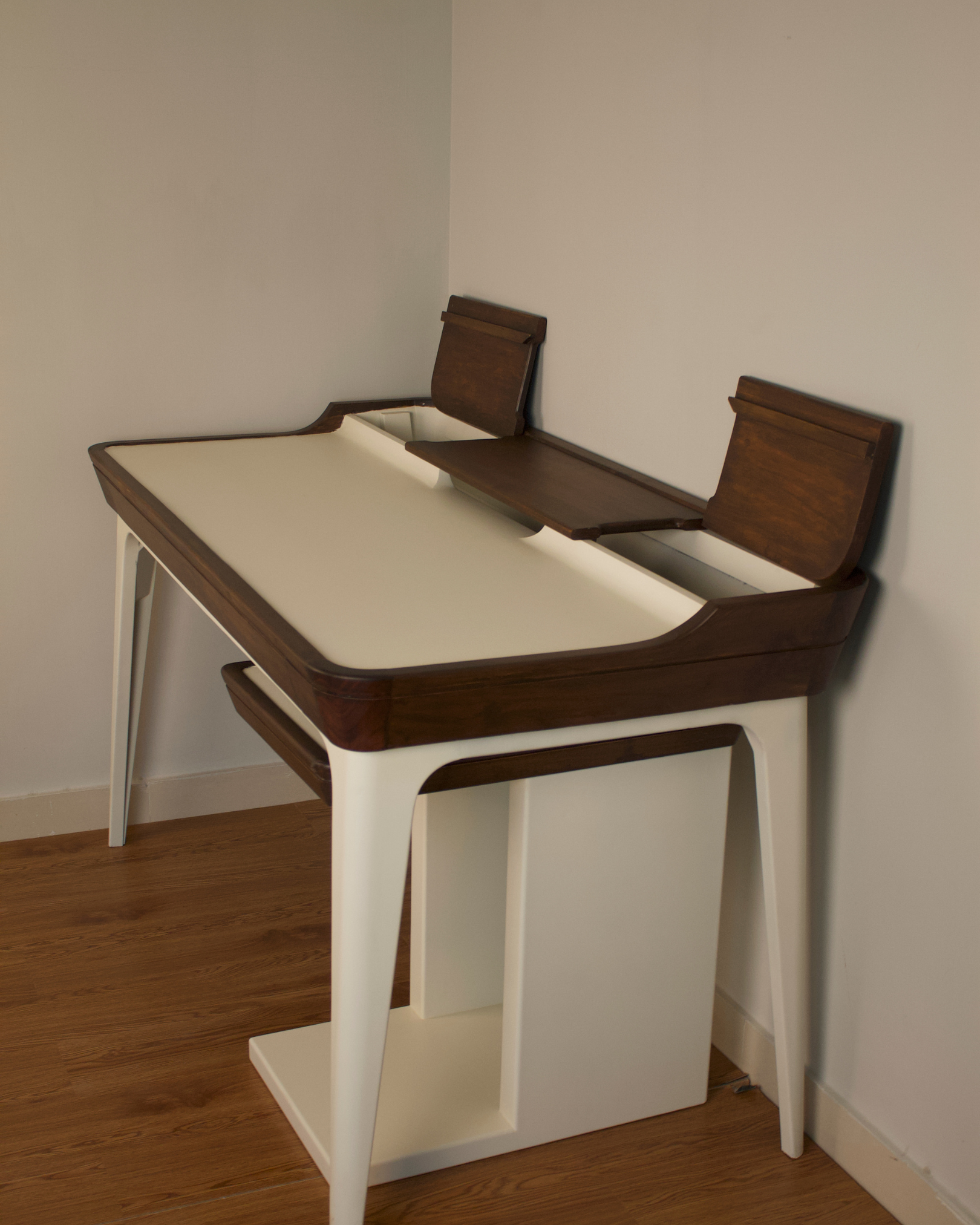 Sydney Desk