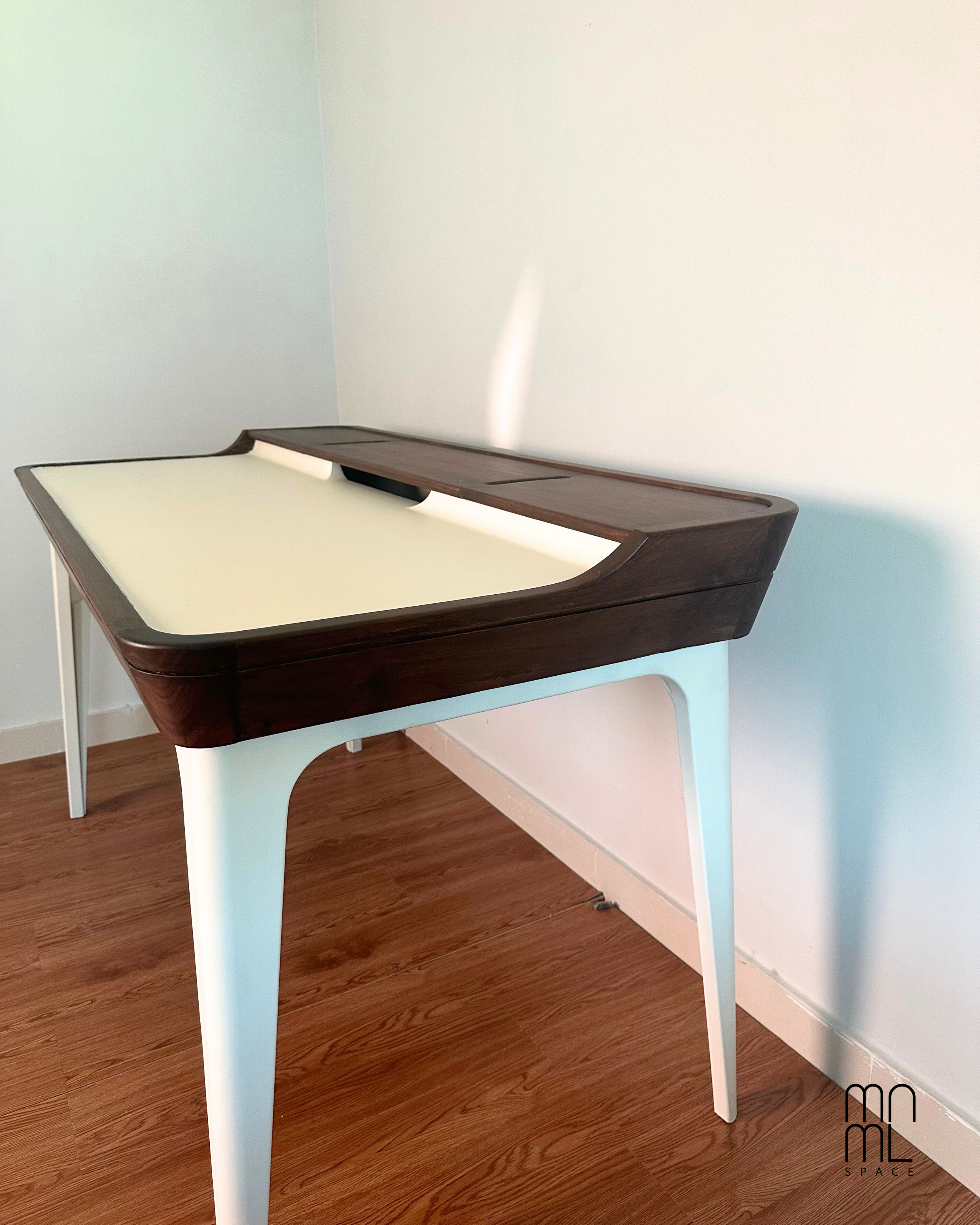 Sydney Desk