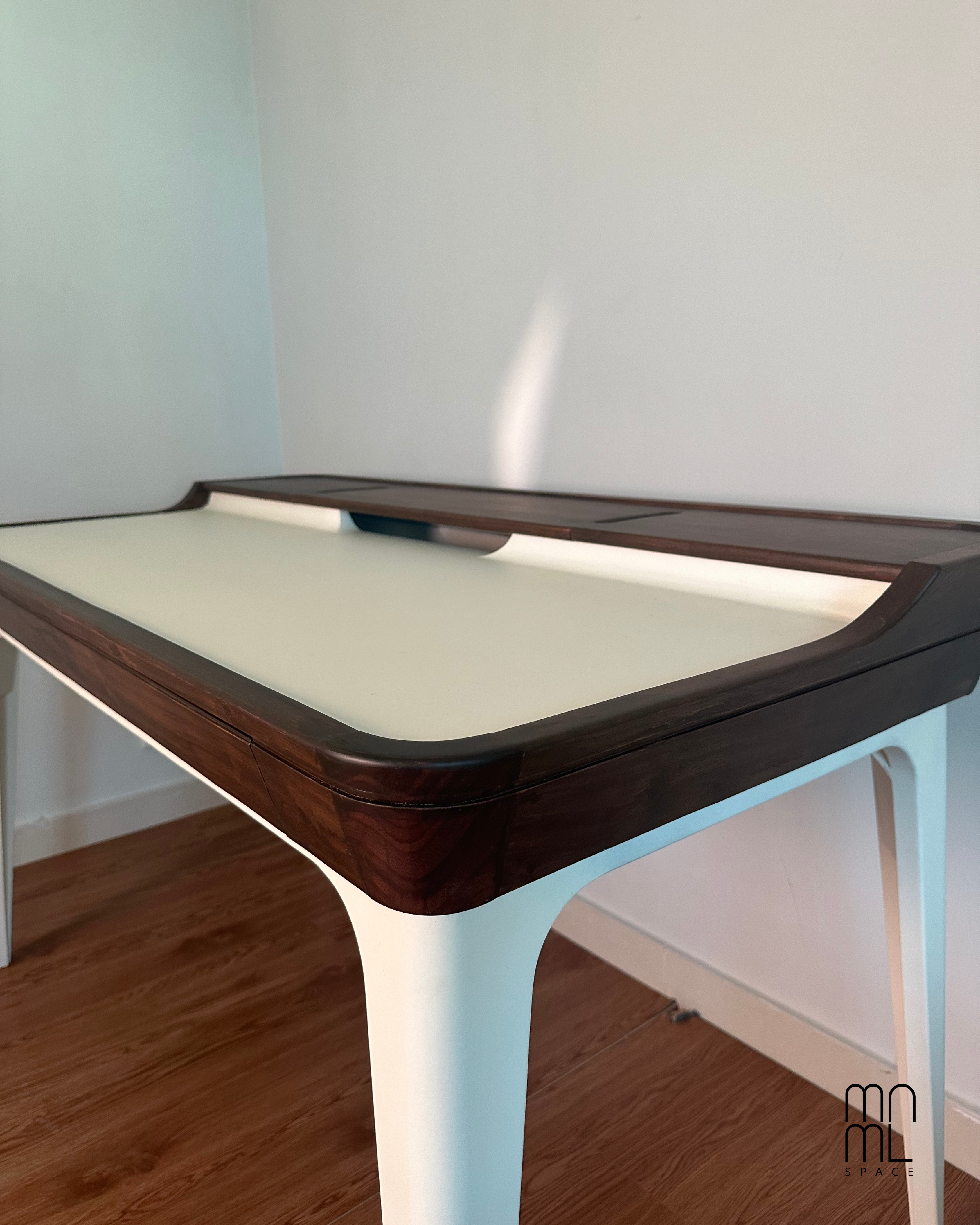 Sydney Desk